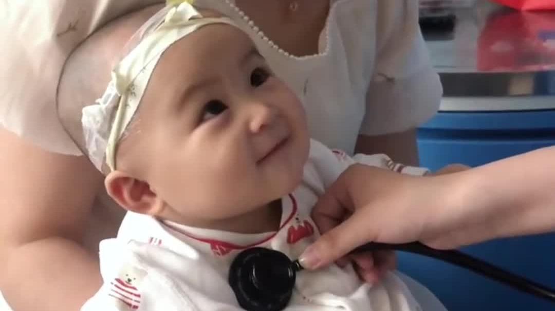 萌娃检查身体时突然向医生wink