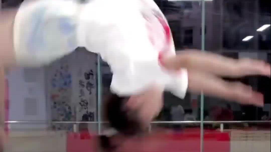 11岁小女孩表演连续后空翻宛若风火轮，太厉害了！