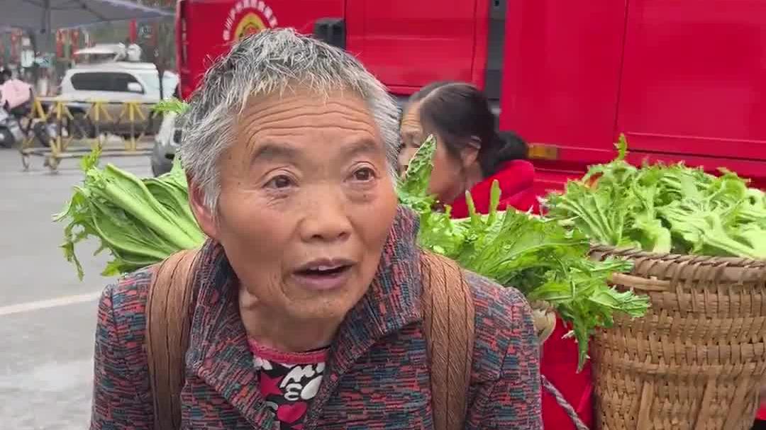 这一幕暖心！筠连县70岁老奶奶徒步背着自家青菜送到安置点
