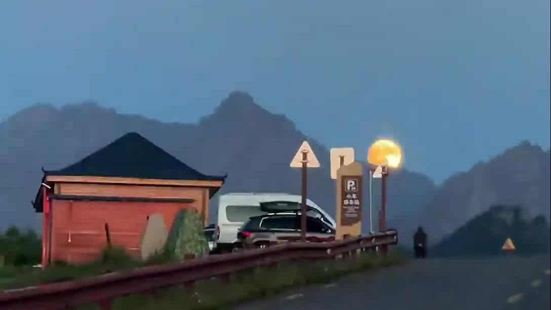 明月出天山 在新疆拍到超大圆月