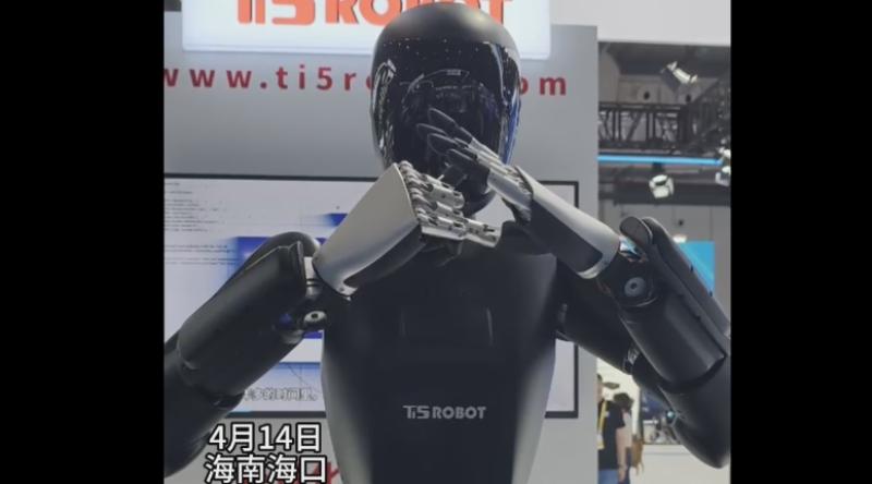 组队“秀才艺”！消博会参展机器人引群众围观